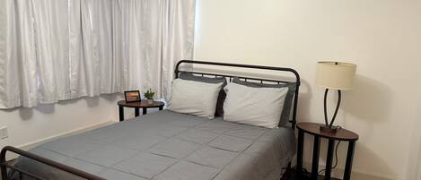 3 slaapkamers, een strijkplank/strijkijzer, wifi, beddengoed