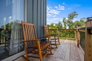 Property grounds - Private Cabin on Douglas Lake in Pigeon Forge/Gatlinburg area with beach access (Sevierville)