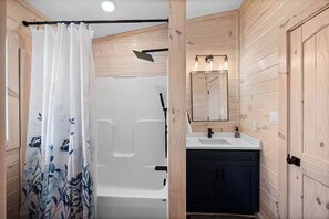 Shower, hair dryer, towels, soap - Private Cabin on Douglas Lake in Pigeon Forge/Gatlinburg area with beach access (Sevierville)