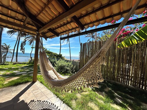 Relax with incredible views, 80 meters from the sea, pet-friendly.