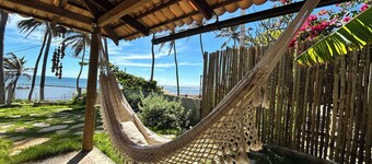 Relax with incredible views, 80 meters from the sea, pet-friendly.