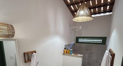 Relax with incredible views, 80 meters from the sea, pet-friendly.