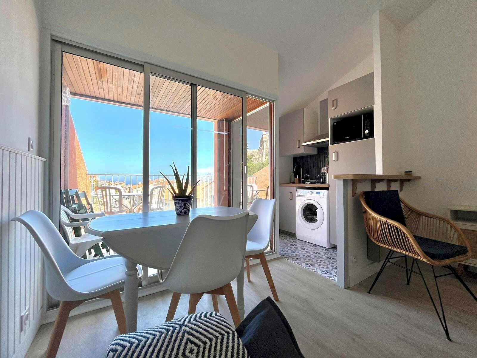 Séjour avec table à manger, ouvert sur la terrasse