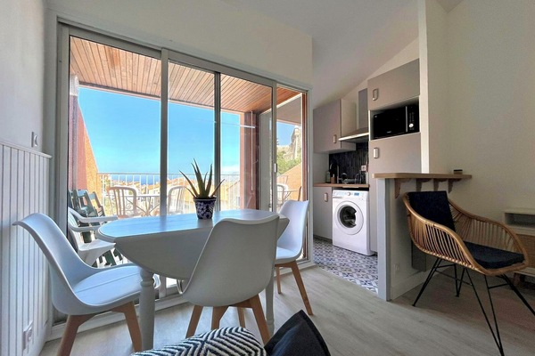 Séjour avec table à manger, ouvert sur la terrasse