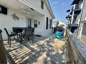 Outdoor dining - 2-Bedroom-Pet Friendly-Beach House-Golf Cart-Ocean Lakes-Myrtle Beach (Myrtle Beach)