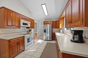 Microwave, oven, stovetop, dishwasher - HappyBirdies 3 Bedroom Golf Retreat in Pinehurst Dog Friendly (Pinehurst)
