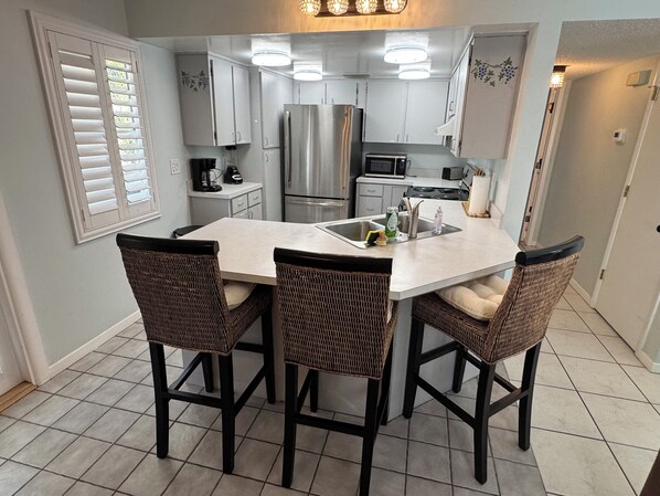 Fridge, microwave, oven, stovetop - Peaceful Beach retreat w/ private tree shaded yard- 1 mile to Indian Rocks Beach (Largo)