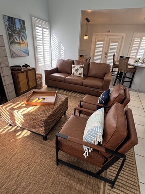Smart TV, ping pong - Peaceful Beach retreat w/ private tree shaded yard- 1 mile to Indian Rocks Beach (Largo)