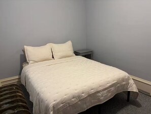 3 bedrooms, iron/ironing board, WiFi, bed sheets - Comfortable retreat~step into downtown ~3bdr/1ba (Burlington)