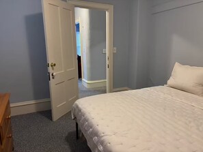 3 bedrooms, iron/ironing board, WiFi, bed sheets - Comfortable retreat~step into downtown ~3bdr/1ba (Burlington)