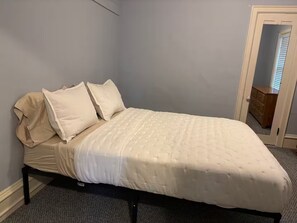 3 bedrooms, iron/ironing board, WiFi, bed sheets - Comfortable retreat~step into downtown ~3bdr/1ba (Burlington)