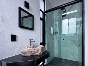 Shower, hair dryer, towels, soap - Spacious 5BR Villa with Private Pool • Walk to La Punta Beach • High-Speed WiFi (Brisas de Zicatela)
