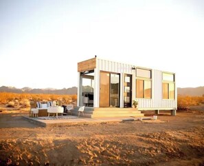 Terrace/patio - Joshua Tree Tiny Home - Remote & Modern Container Home on 5 Acres (Joshua Tree)