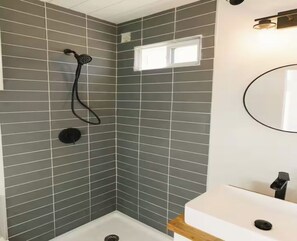 Shower, hair dryer, towels, soap - Joshua Tree Tiny Home - Remote & Modern Container Home on 5 Acres (Joshua Tree)