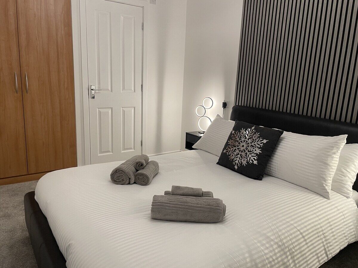 3 bedrooms, internet, bed sheets