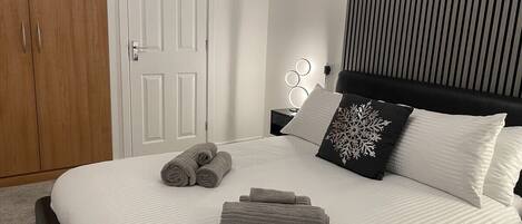 3 bedrooms, internet, bed sheets