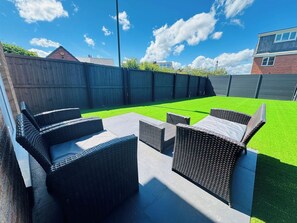 A patio with wicker furniture and artificial grass. - Modern 3 Bedroom high spec house in Sheffield (Handsworth)