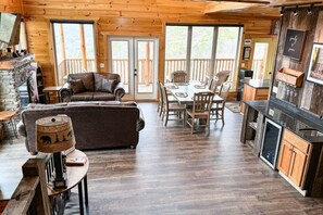 Smart TV, fireplace, table football - Vista Infinita | Endless Mountain Views + Hot Tub (Sevierville)