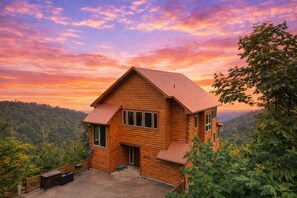 Exterior - Vista Infinita - Gorgeous Mountain Views, Community Pool, & Private Hot Tub (Sevierville)