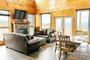 Smart TV, fireplace, table football - Vista Infinita - Gorgeous Mountain Views, Community Pool, & Private Hot Tub (Sevierville)