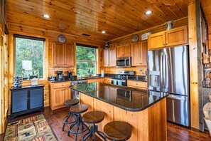 Fridge, microwave, oven, stovetop - Vista Infinita - Gorgeous Mountain Views, Community Pool, & Private Hot Tub (Sevierville)