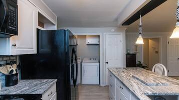 冰箱、微波炉、烤箱、炉灶