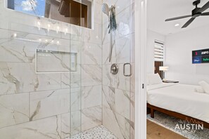 Hair dryer, towels, soap, shampoo - Modern Hideaway w Private Upper Deck | Near SoCo Eats, Zilker Days, Moody Nights (Austin)