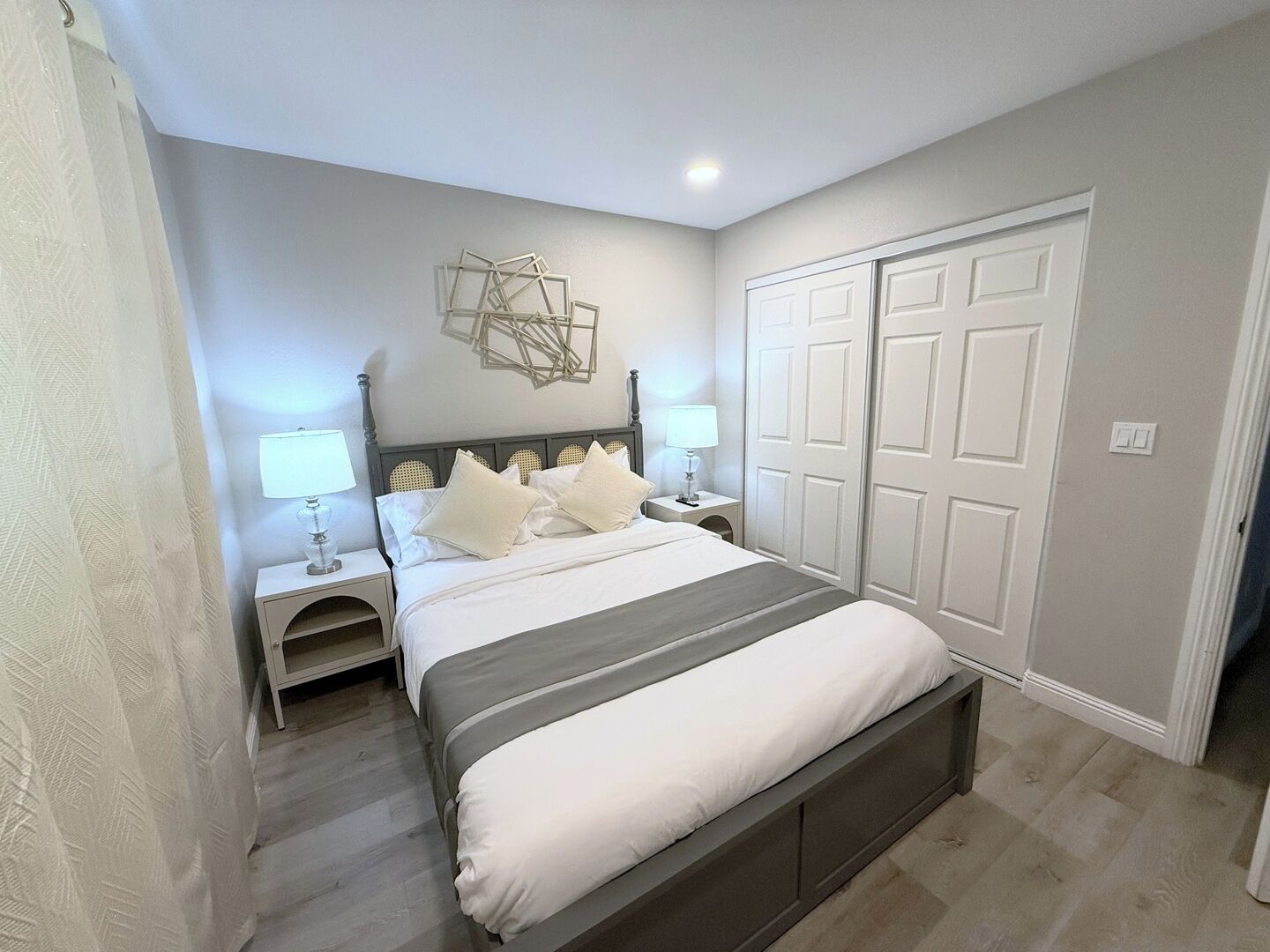 Strykjärn/strykbräda, wi-fi och sängkläder