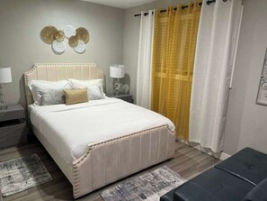 4 habitaciones, tabla de planchar con plancha, wifi y ropa de cama 