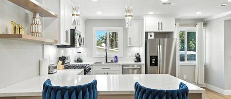 Coffee/tea maker, fridge, microwave, oven