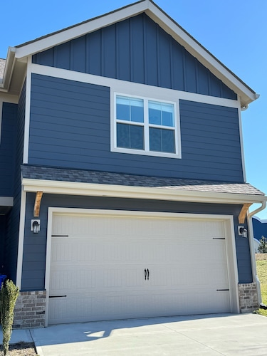 Luxury 3-bdrm townhome in gorgeous Maryville. 5 mins to TYS, 40 mins to Smokies!