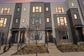 Exterior - Rooftop Rendezvous - Sleeps 12, Rooftop Near DT (Nashville)