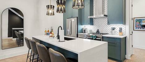 Réfrigérateur, micro-ondes, four, plaque de cuisson