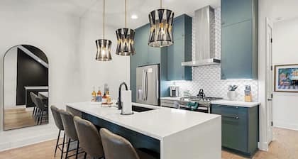 Rooftop Rendezvous - Sleeps 12, Rooftop Near DT