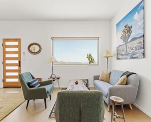 Living area - Juniper House - Desert Retreat near JTNP - Stargazing, Views & Spa (Joshua Tree)
