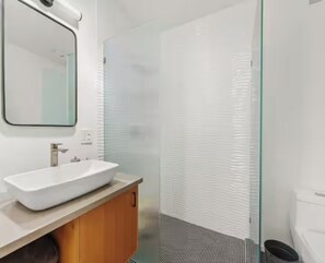 Shower, hair dryer, towels, soap - Juniper House - Desert Retreat near JTNP - Stargazing, Views & Spa (Joshua Tree)