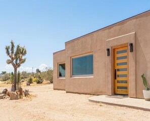Exterior - Juniper House - Desert Retreat near JTNP - Stargazing, Views & Spa (Joshua Tree)