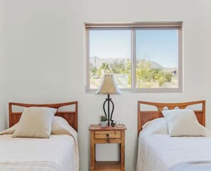 2 bedrooms, iron/ironing board, WiFi, bed sheets - Juniper House - Desert Retreat near JTNP - Stargazing, Views & Spa (Joshua Tree)