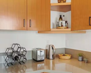 Private kitchen - Juniper House - Desert Retreat near JTNP - Stargazing, Views & Spa (Joshua Tree)