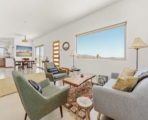Living area - Juniper House - Desert Retreat near JTNP - Stargazing, Views & Spa (Joshua Tree)