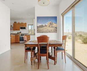 Dining - Juniper House - Desert Retreat near JTNP - Stargazing, Views & Spa (Joshua Tree)