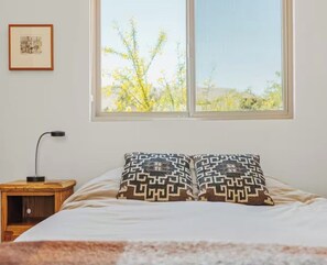 2 bedrooms, iron/ironing board, WiFi, bed sheets - Juniper House - Desert Retreat near JTNP - Stargazing, Views & Spa (Joshua Tree)