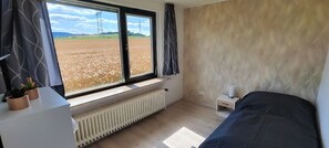 2 bedrooms, travel cot, free WiFi - Lovely vacation apartment for 6 people with the best views of the countryside (Hofgeismar)