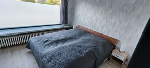 2 bedrooms, travel cot, free WiFi - Lovely vacation apartment for 6 people with the best views of the countryside (Hofgeismar)