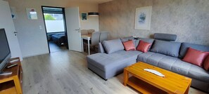 TV - Lovely vacation apartment for 6 people with the best views of the countryside (Hofgeismar)