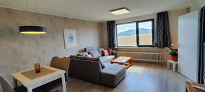 TV - Lovely vacation apartment for 6 people with the best views of the countryside (Hofgeismar)