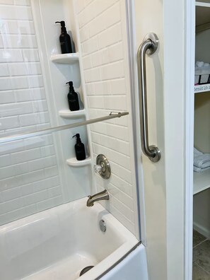 Hair dryer, towels, soap, shampoo - 3 BR Great Discounts, Good Vibes Only, South Coast Home - Clean & Safe (Ladson)