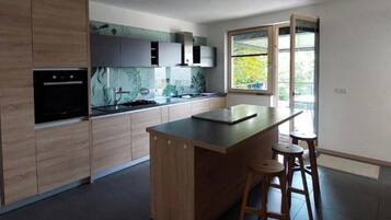 Een koelkast, een oven, een kookplaat, een vaatwasser