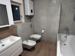 Sèche-cheveux, bidet, serviettes fournies, savon