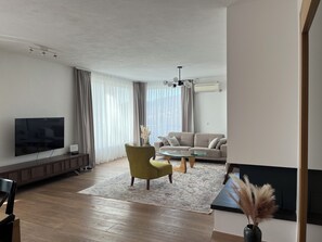 Smart TV, fireplace